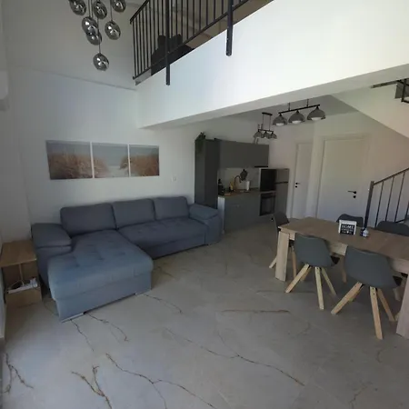Alex's Deluxe Retreat Apartament