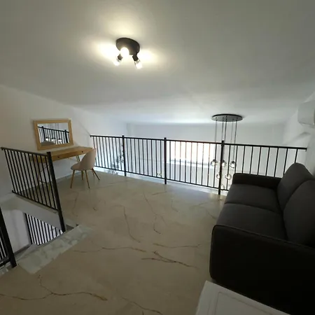 Alex's Deluxe Retreat Apartman Políhrono